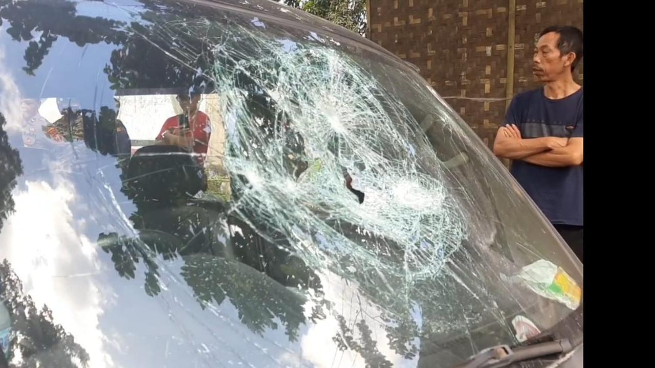 Sebuah mini bus yang diduga travel gelap pembawa pemudik asal Tasikmalaya, terlihat mengalami kerusakan cukup parah di bagian kaca depan, termasuk samping kendaraan akibat ulah yang diduga dilakukan sopir elf Tasikmalaya tersebut.