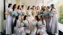 Beby Tsabina pun memiliki banyak bridesmaid saat menikah. Untuk resepsi ada dua warna bridesmaid, pertama ada warna gold dan yang lainnya mengenakan dress warna abu-abu berbagai model sesuai kepribadian. [@bebytsabina]