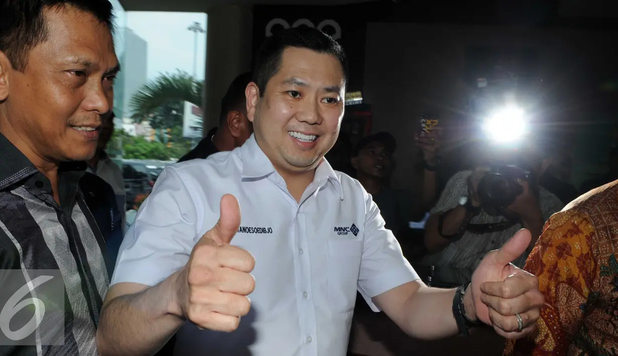 Bos MNC Group, Hary Tanoesoedibjo menyapa awak media saat tiba di Gedung Bundar Jaksa Agung, Jakarta (17/3). Hary Tanoesoedibjo diperiksa sebagai saksi kasus dugaan korupsi retribusi pajak PT Mobile8 Telecom. (Liputan6.com/Helmi Afandi)