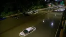 Sejumlah mobil terjebak banjir yang merendam jalanan di Brooklyn, New York, Amerika Serikat, Kamis (2/9/2021). Pemerintah setempat sampai mengumumkan status darurat banjir bandang, suatu peringatan yang jarang sekali dikeluarkan. (AFP/Ed Jones)