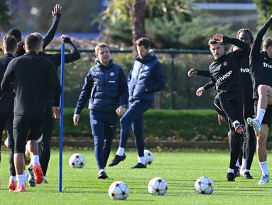 Para pemain Chelsea menjalani latihan di Cobham, Stoke D'Abernon, Inggris, 1 November 2022. Chelsea akan menghadapi Dinamo Zagreb pada pertandingan sepak bola Grup E Liga Champions. (Glyn KIRK/AFP)