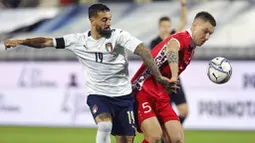 Pemain Italy, Francesco Caputo, berebut bola dengan pemain Moldova, Veaceslav Posmac, pada laga uji coba di Stadion Artemio Franchi, Kamis (9/10/2020). Italia menang dengan skor 6-0. (Marco Bucco/LaPresse via AP)