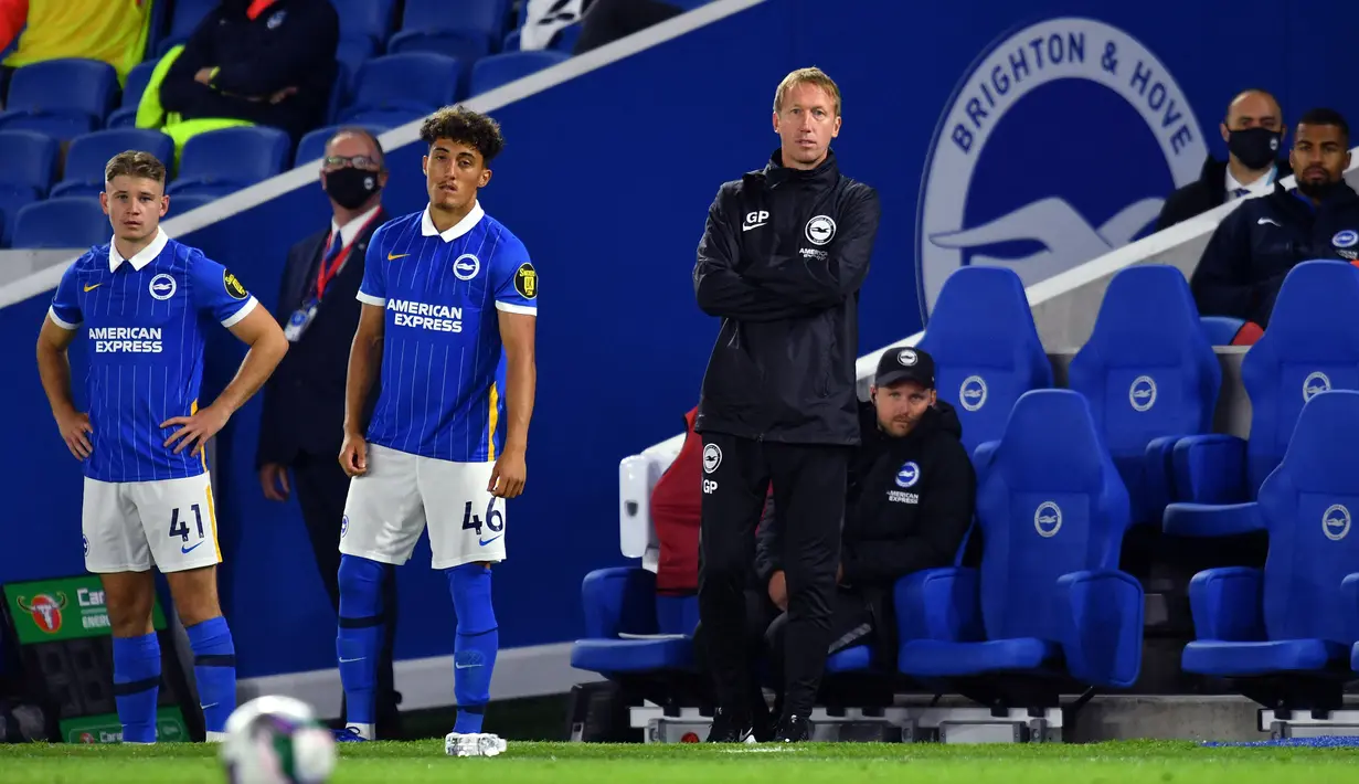 Brighton di era Graham Potter berhasil mengorbitkan pemain-pemain muda hebat. Mereka bahkan berhasil dijual dengan harga tinggi. Tercatat, dari sepuluh pemain termahal yang pernah dijual Brighton, delapan di antaranya terjadi pada era Graham Potter. Tiga nama teratas adalah Marc Cucurella, Ben White, dan Yves Bissouma yang jika ditotal mampu menghasilkan pendapatan sebesar 153 juta euro untuk klub. (AFP/Glyn Kirk)