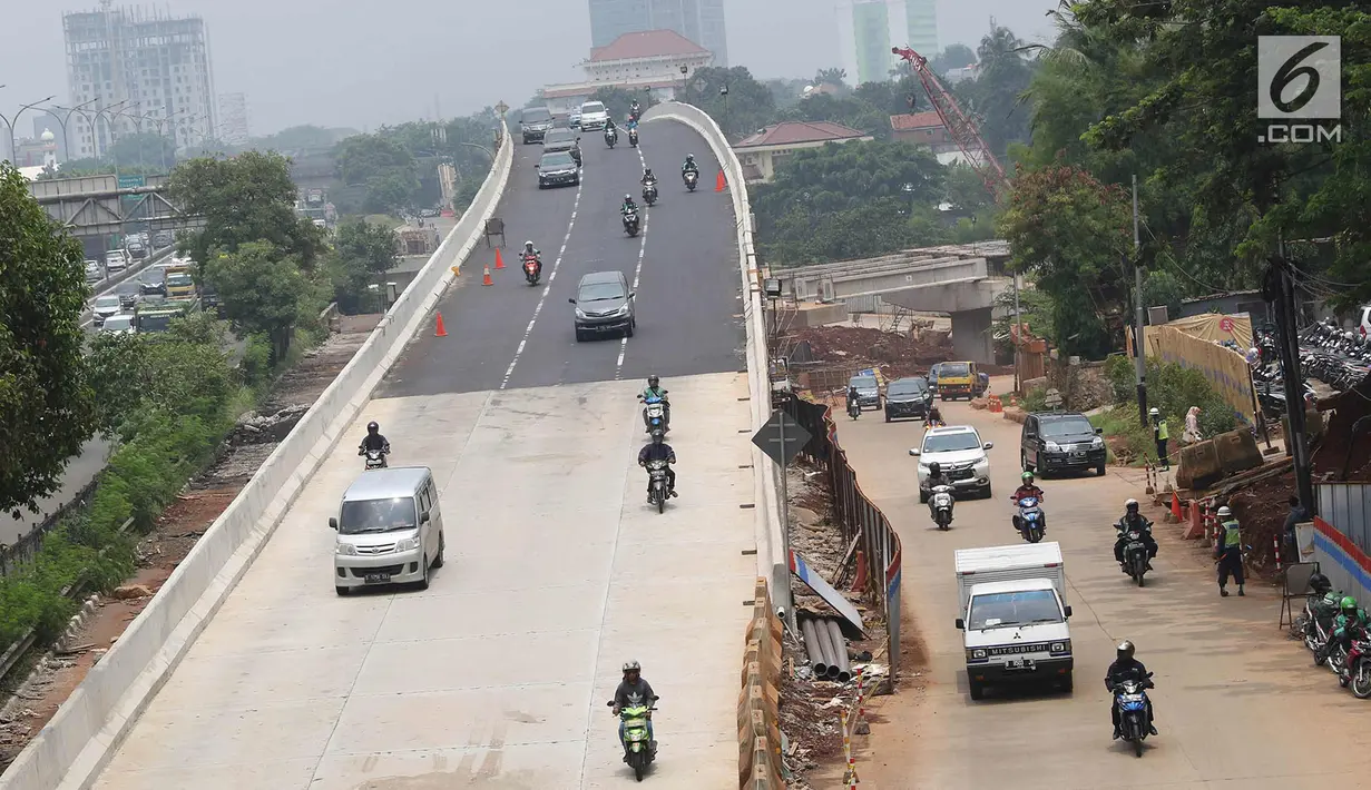 Suasana flyover Lebak Bulus di Jalan TB Simatupang, Jakarta Selatan, Kamis (19/10). Flyover ini diharapkan mampu mengurai kemacetan di Jalan TB Simatupang menuju Jalan RA Kartini, Lebak Bulus dan Ciputat. (Liputan6.com/Immanuel Antonius)