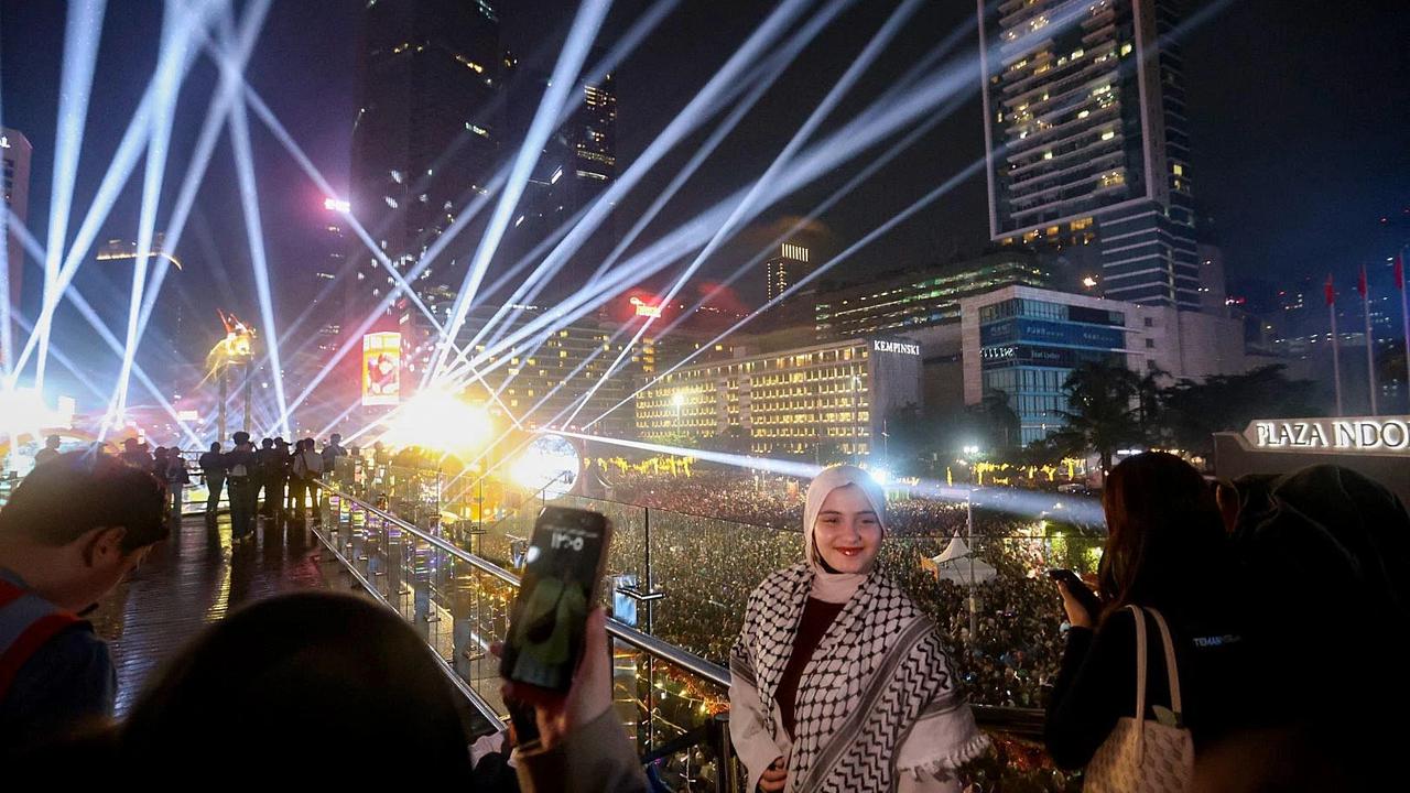 FOTO: Pertunjukan Drone Warnai Malam Tahun Baru 2026 di Bundaran HI