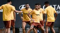 Gelandang Roma, Lorenzo Pellegrini (tengah) bersama rekan setimnya saat berlatih di Trigoria, pinggiran Roma, Italia, Selasa (18/9). AS Roma akan bermain di markas Real Madrid pada Kamis, 20 September 2018 dini hari. (Filippo MONTEFORTE/AFP)