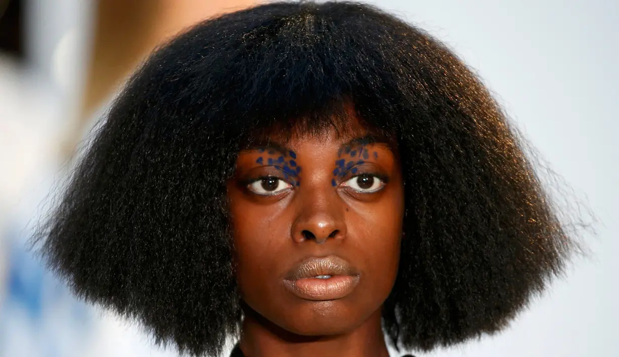 Model membawakan busana Spring/Summer 2017 karya desainer asal Belanda, Liselore Frowijn selama Paris Fashion Week di Paris, Prancis (29/9). Model tersebut tampil dengan gaya rambut yang unik. (REUTERS/Charles Platiau)