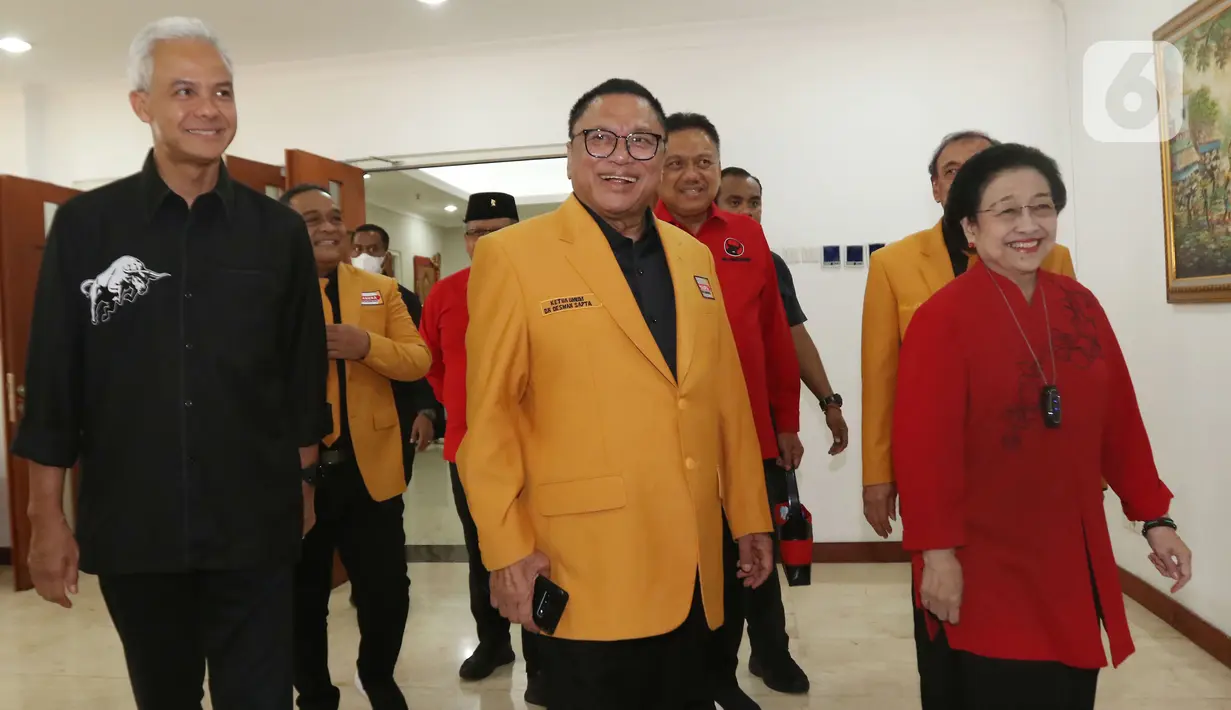 Megawati Soekarnoputri didampingi bakal capres Ganjar Pranowo menerima Ketua Umum Partai Hanura Oesman Sapta Odang dan jajarannya di Kantor DPP PDIP, Senin (28/8/2023). (Liputan6.com/Angga Yuniar)