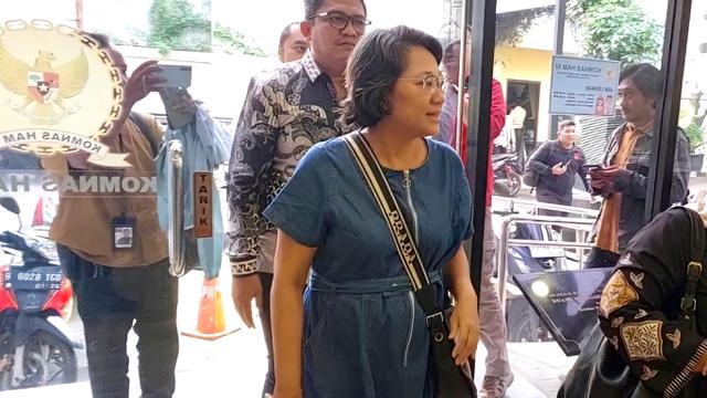 Eks Anggota Badan Pengawas Pemilu (Bawaslu) Agustiani Tio, mendatangi kantor Komnas Hak Asasi Manusia (HAM) di Jalan Latuharhary, Menteng, Jakarta Pusat.