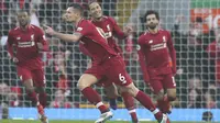 Bek Liverpool, Dejan Lovren, merayakan gol yang dicetaknya ke gawang Newcastle pada laga Premier League di Stadion Anfield, Liverpool, Rabu (26/12). Liverpool menang 4-0 atas Newcastle. (AP/Jon Super)