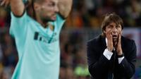 Ekspresi pelatih Inter Milan Antonio Conte saat menyaksikan anak asuhnya menghadapi Barcelona pada lanjutan Liga Champions di Stadion Camp Nou, Barcelona, Spanyol, Rabu (2/10/2019). Barcelona menang 2-1 lewat gol Luis Suarez. (AP Photo/Joan Monfort)
