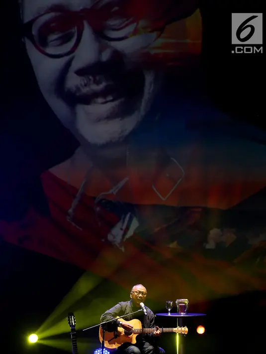 Musisi legendaris Ebiet G Ade mempersembahkan lagu-lagu ciptaanya dalam Pagelaran Musik Puisi di Taman Ismail Marzuki, Jakarta, Rabu (06/09). Lagu pembuka Jakarta 1 merupakan cerita saat dirinya pertama kali datang ke Jakarta. (Liputan6.com/Johan Tallo)