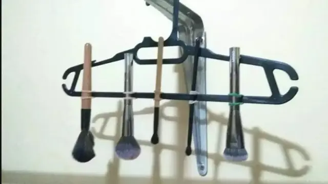 Multifungsi, Ini 7 Potret Kegunaan Lain Hanger Selain Buat Jemur Pakaian