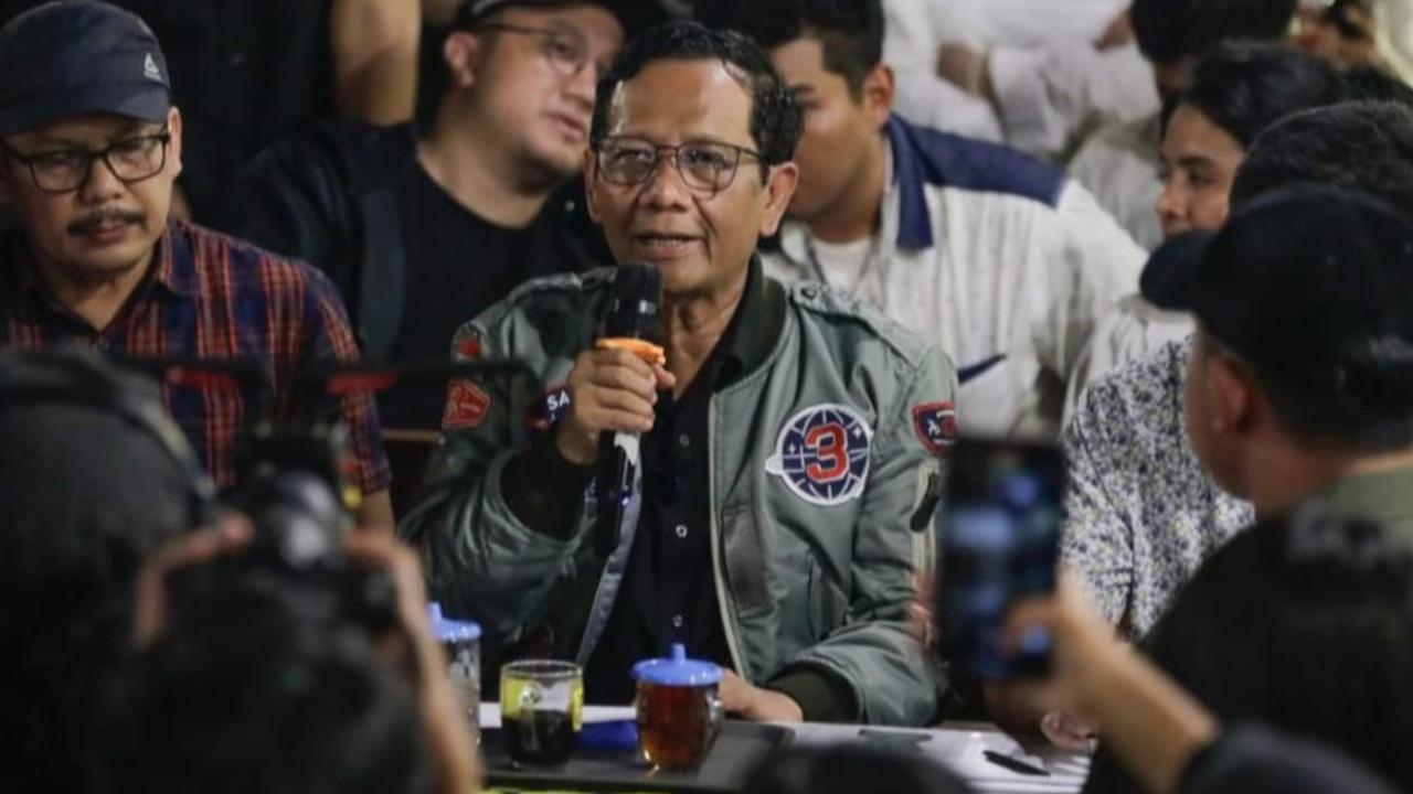 Mahfud di kantor Kemenko Polhukan usai bertemu dengan Presiden Jokowi di Istana, menceritakan momen ketika 'memukul' para pejabat nakal. Menurutnya, melalui wartawan dan publik membuat semua menjadi lancar.