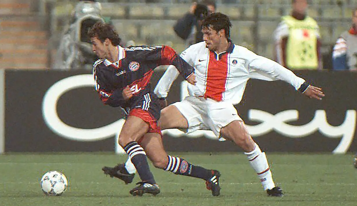 Mehmet Scholl. Gelandang asli Jerman ini memperkuat Bayern Munchen selama 15 musim mulai 1992/1993 hingga 2006/2007. Gol terakhirnya dicetak di usia 36 tahun 7 bulan dan 3 hari saat melawan Mainz di ajang Liga Jerman (19/5/2007). (AFP/Jacques Demarthon)