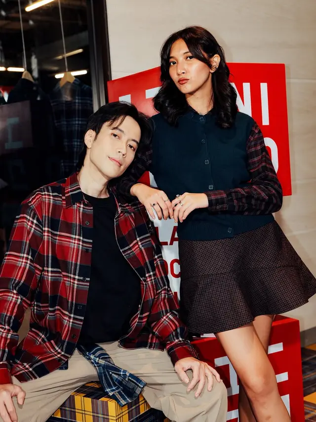 OOTD Sheila Dara & Vidi Aldiano pakai flanel. [@vidialdiano]