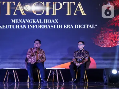 Direktur Pemberdayaan Informatika Kementerian Komunikasi dan Informatika, Slamet Santoso bersama Yosi Mokalu selaku penyanyi, song writer, dan content creator menjadi pembicara dalam diskusi menangkal hoax pada acara Liputan6 x Fimela Cipta & Cipta di Hotel Shangri La, Jakarta, Rabu (31/7/2024). (Liputan6.com/Herman Zakharia)