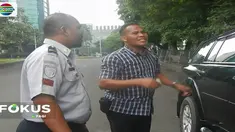 Upaya petugas mengambil paksa kunci mobil pun gagaal karena pengemudi berhasil tancap gas meninggalkan petugas.