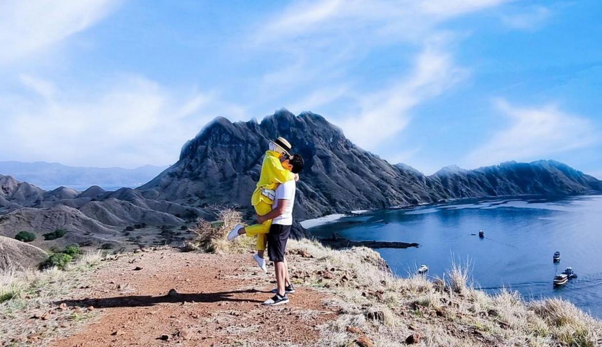 Para penggemar Syahrini pun turut heboh menyaksikan foto kebersamaan Syahrini dan Reino Barack di Labuan Bajo. Potret ini pun menuai banyak rasa iri dari warganet. (Liputan6.com/IG/princessyahrini)