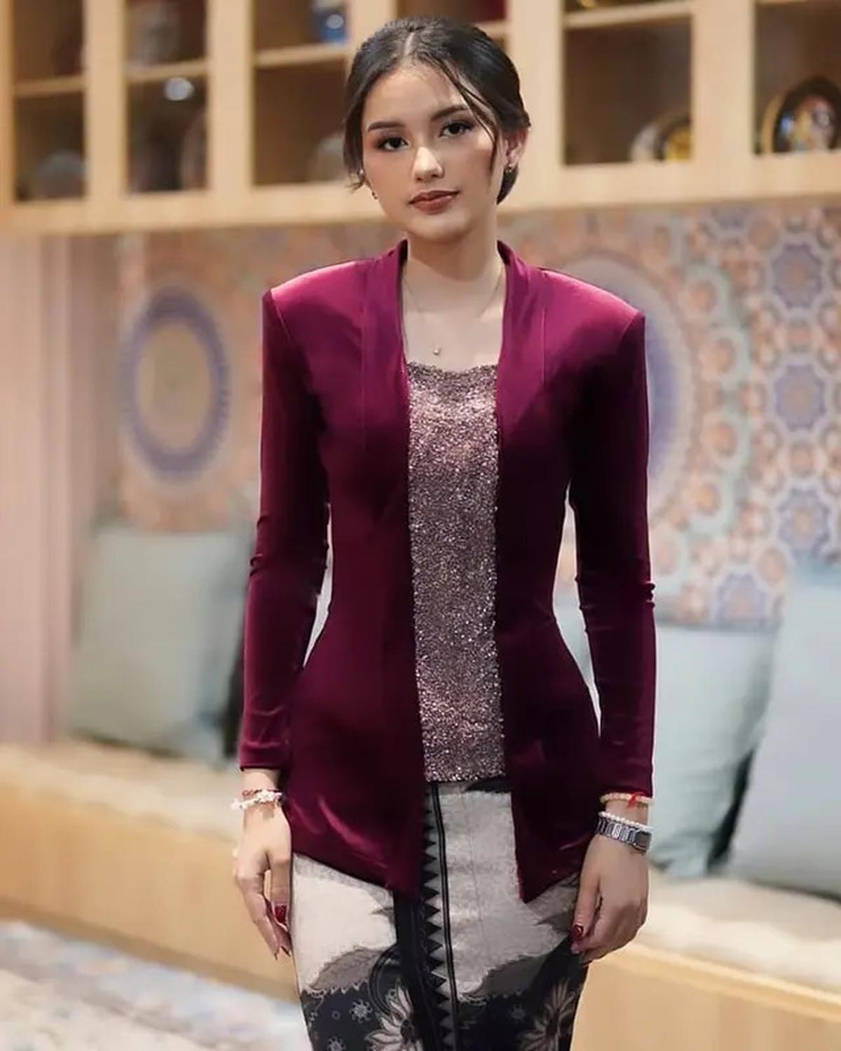 4 Ide Kolaborasi Kebaya dan Batik yang Modis, Terinspirasi dari Para Selebriti