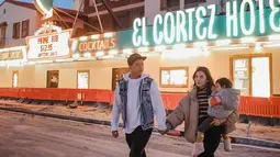 Meski cuaca dingin Chelsea bersama Glenn dan Nastusha terlihat begitu menikmati liburannya. Keluarga tersebut sedang menikmati indahnya jalanan di Las Vegas. (Liputan6.com/IG/@chelseaoliviaa)
