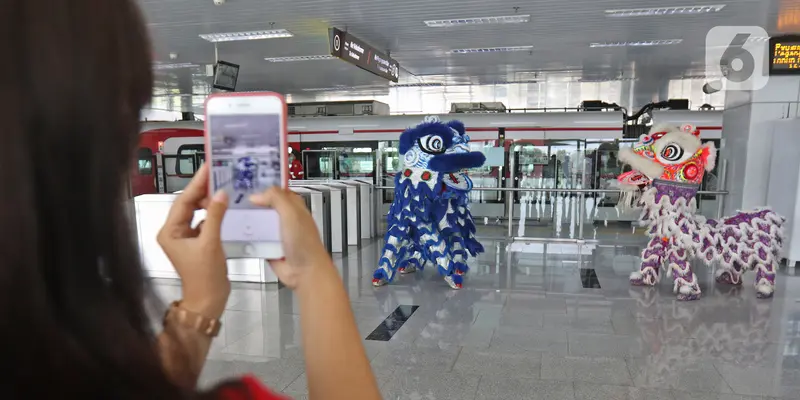 Barongsai di Stasiun LRT Velodrome