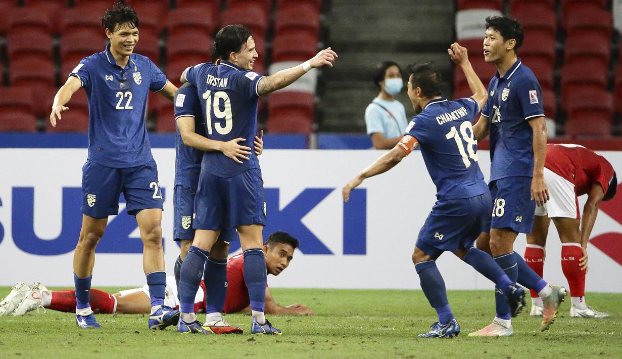 Timnas Indonesia takluk 0-4 dari Thailand di leg pertama final Piala AFF 2020, Rabu (29/12/2021) di Stadion Nasional Singapura. Langsung tertekan di awal laga dan akhirnya kebobolan gol cepat di menit kedua membuat mental Timnas Garuda runtuh secara perlahan. (AP/Suhaimi Abdullah)