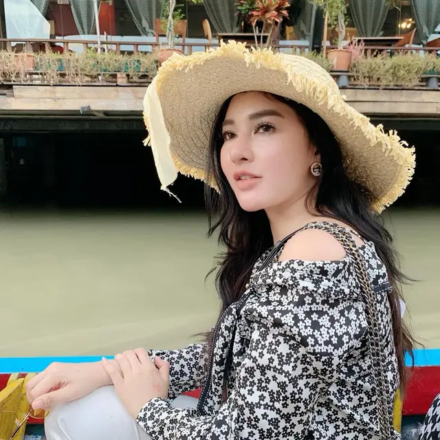 Potret Shandy Purnamasari Saat Kenakan Topi, Tampil Stylish. (Sumber: Instagram/shandypurnamasari)