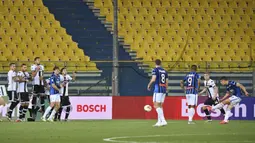 Gelandang Atalanta, Ruslan Malinovskyi, melepaskan tendangan ke arah gawang Parma pada laga lanjutan Serie A di Stadio Ennio Tardini, Rabu (29/7/2020) dini hari WIB. Atalanta menang 2-1 atas Parma. (Massimo Paolone/LaPresse via AP)