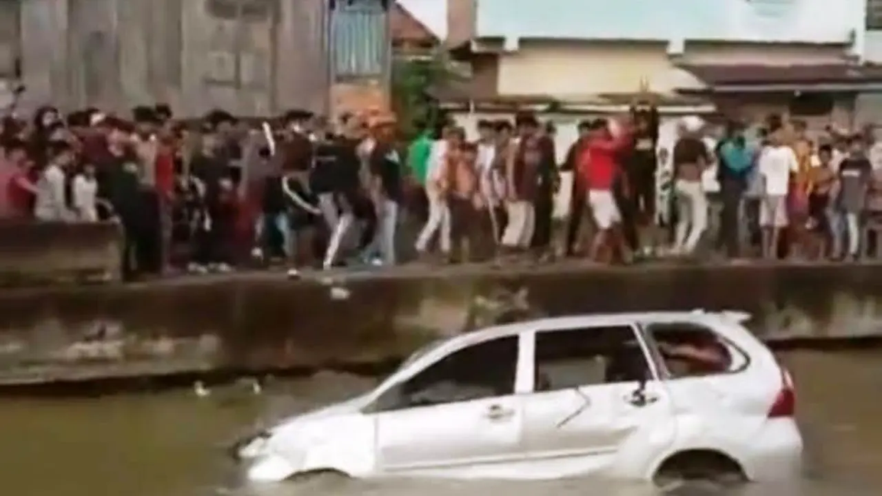 Fakta-Fakta Warga Palembang Dorong Mobil Ugal-Ugalan ke Sungai
