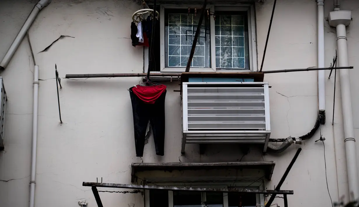 Sebuah celana dalam milik warga setempat saat dijemur di pemukiman Shanghai, Tiongkok, Minggu (5/3). Sebagian masyarakat Tiongkok percaya bisa menolak bala dengan celana dalam merah. (AFP PHOTO/Johannes EISELE)
