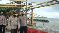 Kapolda Sulut bersama sejumlah pejabat Polda Sulut memantau kawasan pesisir Pantai Manado.