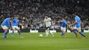 Pemain Argentina Lionel Messi mengontrol bola saat melawan Italia pada pertandingan sepak bola Finalissima di Stadion Wembley, London, Inggris, 1 Juni 2022. Argentina menang 3-0. (AP photo/Frank Augstein)