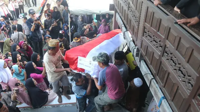 Jenazah Brigpol Anumerta Hedar tiba di Bandara Internasional Sultan Hasanuddin, Makassar, Selasa (13/8/2019) sekitar pukul 15.00 Wita. (Foto: dok Divisi Humas Polri)