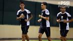 Pemain Timnas Indonesia, Mees Hilgers, Shayne Pattynama, dan Asnawi Mangkualam (kiri ke kanan) mengikuti latihan menjelang laga Kualifikasi Piala Dunia 2026 melawan Bahrain di Hamad Town Youth &amp; Sports Ground pada Senin (07/10). (Dok. PSSI)