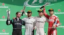 Para pemenang, Paddy Lowe, Lewis Hamilton, Nico Rosberg dan Sebastian Vettel mengangkat trofi seusai balapan di F1 Grand Prix Meksiko di Sirkuit Autodromo Hermanos Rodriguez, Meksiko (30/10). (Reuters/Henry Romero)