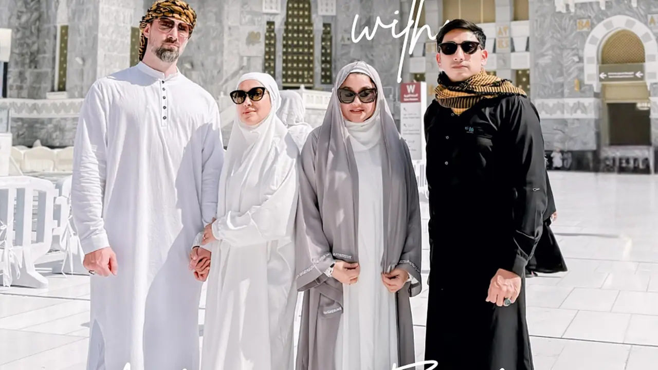 6 Outfit Gamis Sarah Azhari saat Umrah, Kompak Bareng Tia dan Lukman Azhari