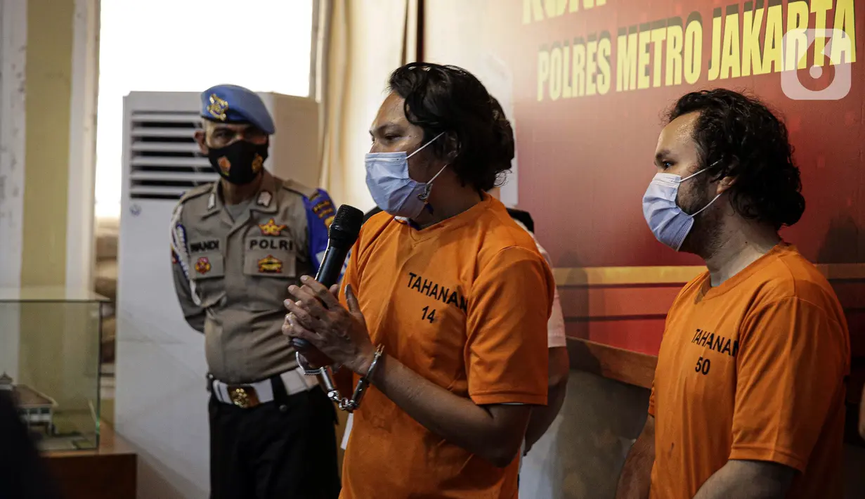 Vokalis grup band Deadsquad Daniel Mardhany dan rekannya saat rilis kasus narkoba di Polres Jakarta Utara, Senin (3/5/2021). Kapolres Metro Jakarta Utara Kombes Pol Guruh Arif Darmawan mengatakan dalam penangkapan diamankan tembakau sintetis serta obat prohiper. (Liputan6.com/Faizal Fanani)
