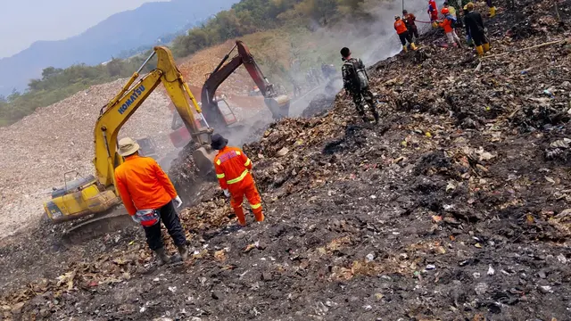 400 Personel Gabungan Diterjunkan Padamkan TPA Cikundul hingga Polisi Usut Dugaan Sabotase