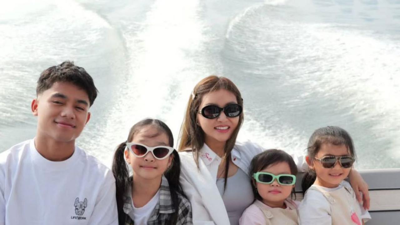 Naik Yacht hingga Kano, 5 Potret Keceriaan Liburan Sarwendah Bareng Anak-Anaknya di Pantai