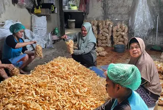 Aktivitas Produksi Keripik Cipuy Renyah