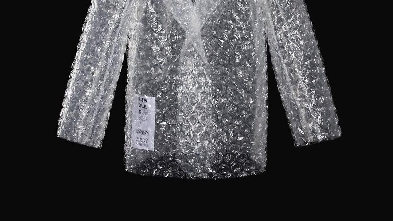Baju berbahan Bubble Wrap milik ZNWR
