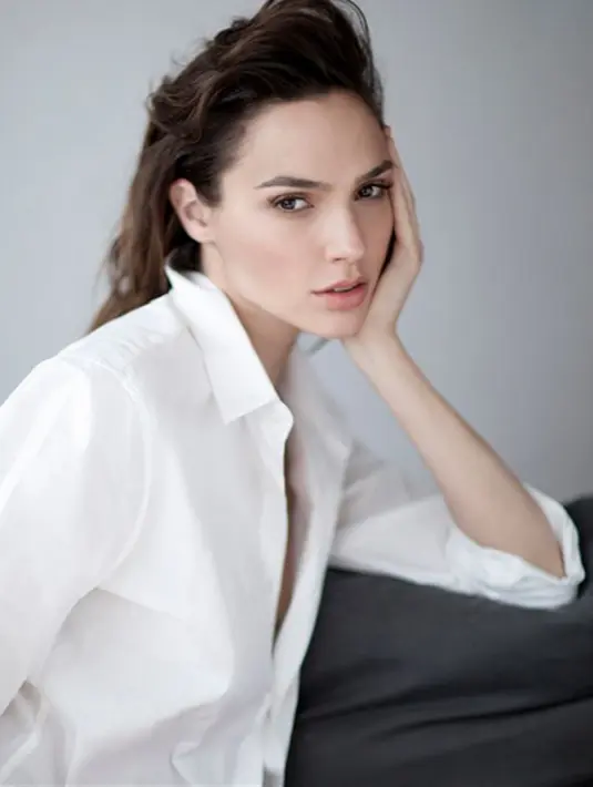 “Gal dan Yaron ingin sebuah keluarga besar dan mengharapkan bayi laki-laki,” tutur sumber yang merupakan orang terdekat Gal yang kini telah menjadi ibu dari dua anak perempuannya, Alma (5 tahun) dan Maya (3 bulan). (Instagram/gal_gadot)