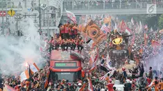 Kemeriahan konvoi kemenangan Persija pada Liga 1 di Jalan MH Thamrin, Jakarta, Sabtu (15/12). Konvoi diramaikan dengan kehadiran ribuan Jakmania. (Merdeka.com/Imam Buhori)