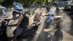 Orang-orang berkumpul di skuter listrik mereka untuk menghabiskan sore hari memamerkan aksi dan balap di Havana, Kuba, Jumat, 15 Juli 2022. Kuba telah dibanjiri dalam beberapa tahun terakhir dengan "motorinas", begitu skuter listrik ini disebut di pulau itu, sebuah mode bagi banyak orang, tetapi juga solusi untuk masalah transportasi dan kekurangan bahan bakar yang melanda negara Karibia itu. (AP Photo/Ramon Espinosa)