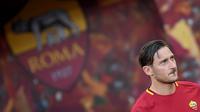 Legenda AS Roma, Francesco Totti, melakoni laga terakhir bersama Serigala Roma usai melawan Genoa di Stadion Olimpico, Roma, Minggu (28/5/2017). Selama 25 tahun Totti berkarier di AS Roma. (EPA/Claudio Peri)