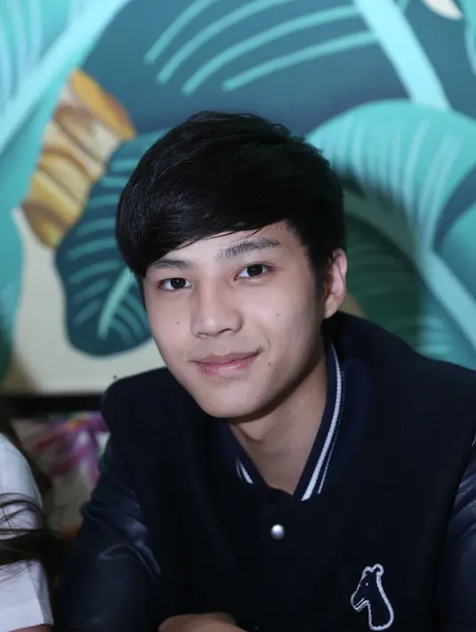 Di saat yang sama ia bertemu dengan Pong, si kutu buku yang mengetahui semua rahasia May. Ia berjanji untuk menjaga rahasia May dengan catatan May harus membantunya mendapatkan gadis incarannya. (Nurwahyunan/Bintang.com)