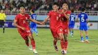 Selebrasi para pemain Timnas Indonesia U-16 merayakan gol pertama ke gawang Singapura yang dicetak Muhammad Mierza (tengah) pada laga matchday pertama Grup A Piala AFF U-16 2024 di Stadion Manahan, Solo, Jumat (21/6/2024). (Bola.com/Radifa Arsa)