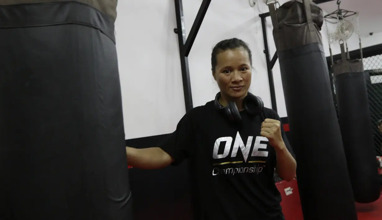 Petarung MMA, Lumban Gaol, berpose usai latihan di Syena Martial Arts, Jakarta, Rabu (16/1). Latihan ini merupakan persiapan jelang laga One Championship pada Sabtu (19/1) mendatang di Istora Senayan. (Bola.com/M. Iqbal Ichsan)