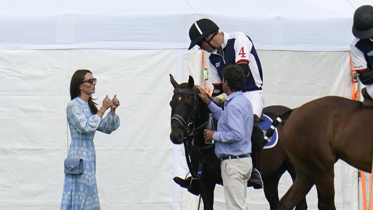 Pangeran William dan Kate Middleton ngobrol di sela pertandingan polo untuk amal. (Andrew Matthews/PA via AP)